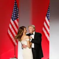 Donald dan Melania Trump menunjukkan kemesraannya kepada publik Amerika, namun mereka justru dinilai tak serasi. (AFP/Bintang.com)