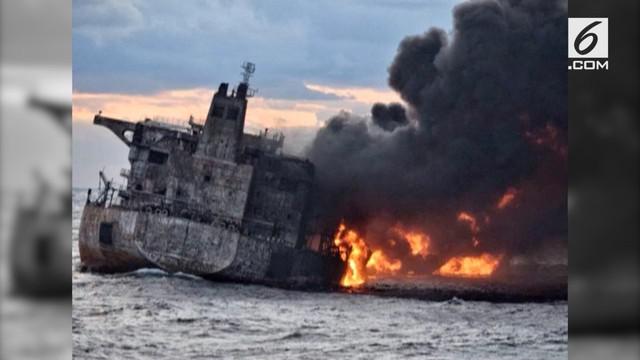 Kapal tanker bermuatan 136.000 kondensat meledak hingga mengakibatkan kebakaran besar.