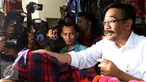 Wakil Gubernur DKI Jakarta Djarot Saiful Hidayat saat membeli kemeja di Pasar Rumput, Manggarai, Jakarta, Rabu (19/10). Djarot mendapat keluhan dari pedagang karena suasana pasar yang panas. (Liputan6.com/Gempur M Surya)