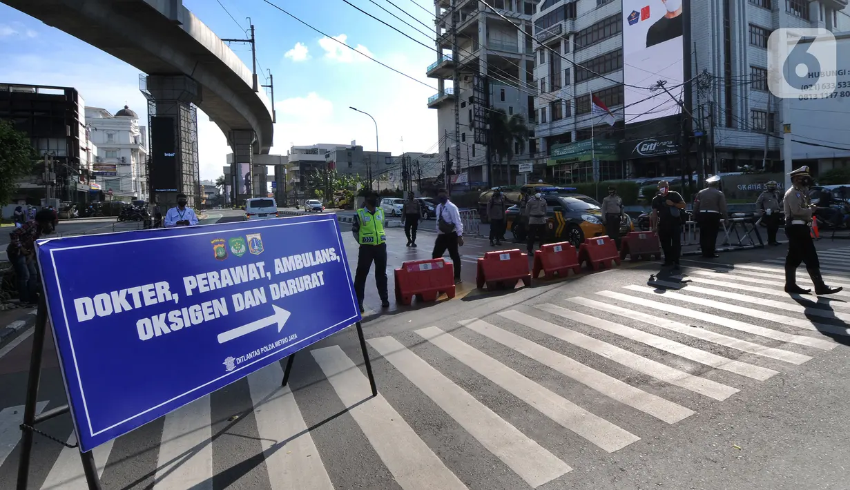 Polisi mengatur arus lalu lintas saat penyekatan masa PPKM Darurat di Perempatan Fatmawati, Jakarta, Senin (12/7/2021). Hanya dokter, paramedis, ambulans, darurat dan pengendara bermotor yang dapat menujukkan STRP yang boleh melintas. (merdeka.com/Arie Basuki)
