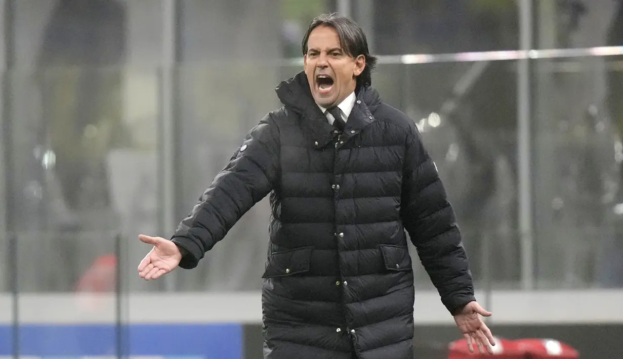 Simone Inzaghi - Juru taktik Inter Milan ini masuk dalam jajaran pelatih muda di Liga Champions. Simone Inzaghi yang kini berusia 45 tahun merupakan pelatih pengalaman dengan sederet prestasi. (AP/Luca Bruno)