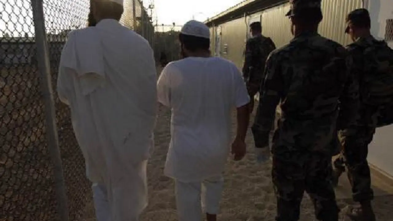 Tahanan penjara Guantanamo (Wikimedia Commons)