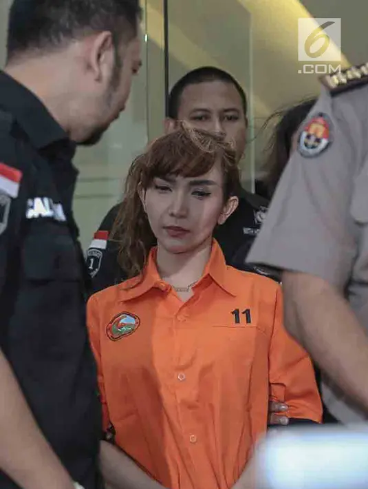 Artis dan sosialita Roro Fitria dihadirkan pada saat rilis kasus narkoba di Polda Metro Jaya, Jakarta, Kamis (15/2). Seperti diberitakan, Roro Fitria ditangkap di Patio Residence, Ragunan, Jakarta Selatan pada 14 Februari 2018. (Liputan6.com/Pool)