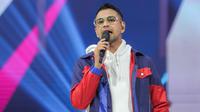 Raffi Ahmad saat membawakan acara Konser Histeria Pesta Bola Dunia 2022 di EMTEK City, Jakarta, Kamis (20/10/2022). (Bola.com/Bagaskara Lazuardi)