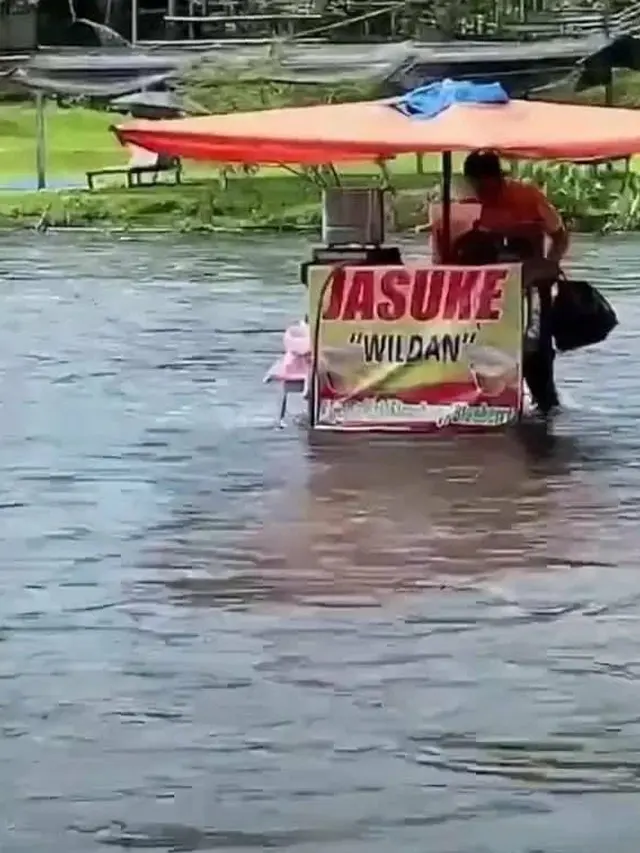 6 Potret Orang Jualan di Pinggir hingga Tengah Sungai Ini Nyeleneh