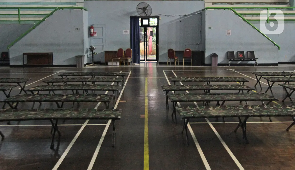 Kondisi tempat singgah sementara bagi warga yang baru kembali ke Jakarta di GOR Cipayung, Jakarta, Selasa (18/5/2021). GOR ini jadi tempat singgah bagi mereka yang tidak memiliki tempat layak untuk isolasi mandiri sambil menunggu hasil tes swab antigen/PCR. (Liputan6.com/Herman Zakharia)