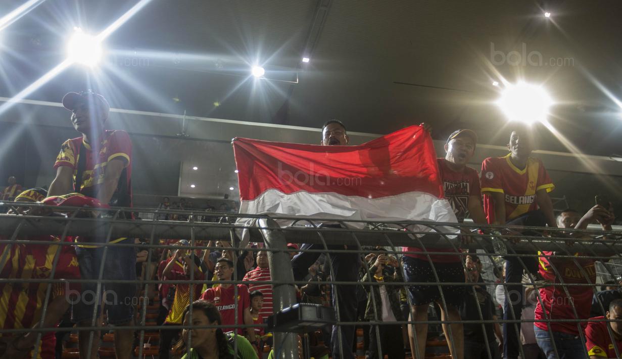 Suporter Selangor FA mengibarkan bendera Indonesia saat melawan Kuala Lumpur FA pada laga Liga Super Malaysia di Stadion Kuala Lumpur, Cheras, Minggu (4/2/2018). Kuala Lumpur FA kalah 0-2 dari Selangor FA. (Bola.com/Vitalis Yogi Trisna)