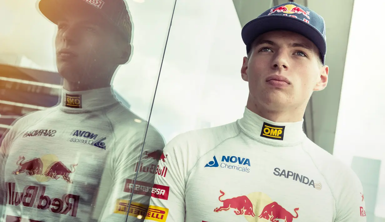 Mengalahkan rekor yang dipegang Sebastian Vettel ketika berusia 21 tahun pada 2008, Max Verstappen juga sukses menjalani debutnya berlomba untuk Red Bull setelah tukar guling dengan Daniil Kvyat. (Jarno Schurgers/Red Bull Content Pool)