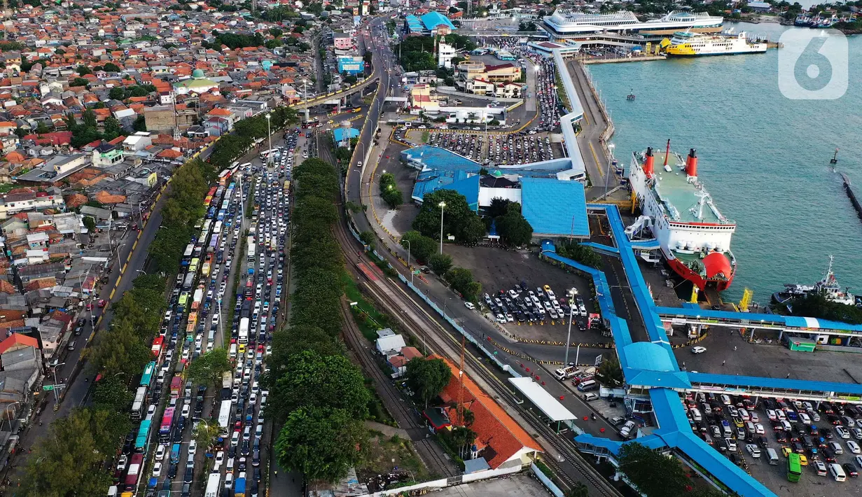 Diprediksi puncak arus mudik di Pelabuhan Merak akan terjadi pada Sabtu (6/4/2024) malam ini hingga esok pagi Minggu (7/4/2024). (Liputan6.com/Angga Yuniar)