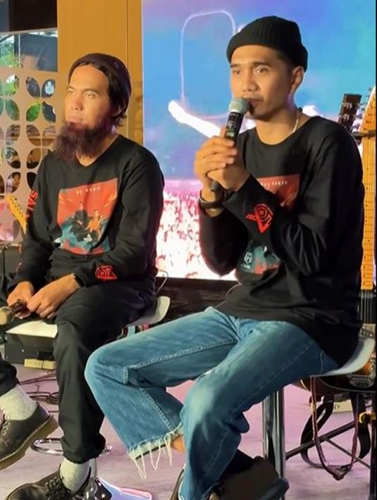 Dengan dirilisnya "Hey Dunia", reuni Duta dan Sakti setelah sekian lama menjadi momen yang sangat dinantikan. Lagu ini tidak hanya membawa nostalgia bagi penggemar Sheila On 7, tetapi juga menghadirkan pesan mendalam yang relevan dengan perjalanan spiritual banyak orang. (Liputan6.com/IG/@salman_al_jugjawy)