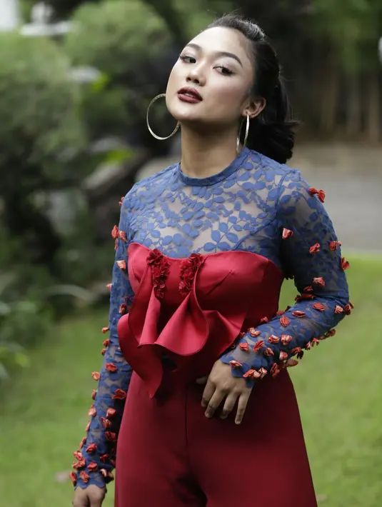Marion Jola terlihat begitu memesona dengan pakaian yang digunakan. Pose-pose foto Marion Jola pun terlihat begitu sensual. Wajar saja kalau Marion kini banyak yang mengagumi. Gaya dan penampilannya memperlihatkan Marion adalah seorang bintang. (KapanLagi.com/Agus Apriyanto)