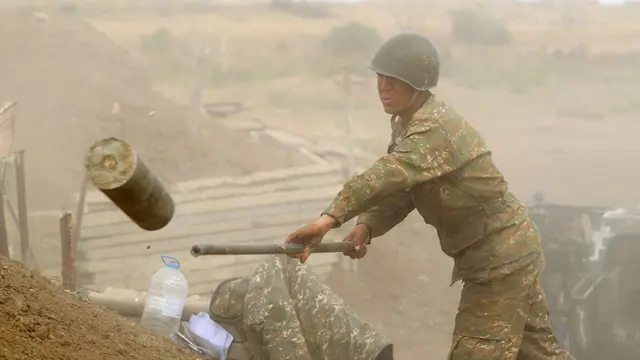 FOTO: Tentara Armenia Tembakkan Meriam ke Azerbaijan