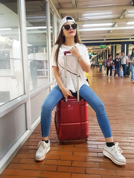 Dinar Candy mengaku bahwa ia sebagai pendukung Timnas Prancis. DJ yang sering mengunggah foto seksi di media sosial itu mengaku mengagumi striker Antoine Griezmann. (instagram/dinar_candy)