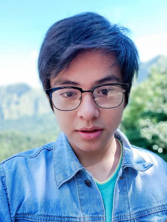 FOTO: Gaya Angga Yunanda Pakai Kacamata, Makin Keren ...