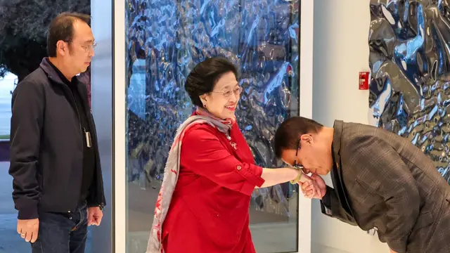 Ketua DPP PDIP Ahmad Basarah (paling kanan) menyambut Ketua Umum Megawati Soekarnoputri di bandara Al Bateen, Abu Dhabi.