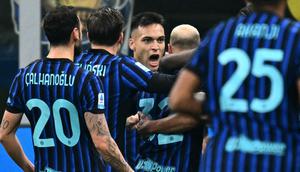 Penyerang Inter Milan, Lautaro Martinez, berselebrasi bersama rekan-rekan setimnya dalam laga giornata 14 Serie A Liga Italia 2025/2026 di Giuseppe Meazza, Minggu (7/12/2025) dini hari WIB.  Inter Milan menang telak 4-0 dalam pertandingan ini. (Stefano RELLANDINI / AFP)