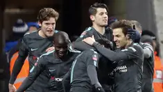 Para pemain Chelsea merayakan gol yang dicetak oleh Pedro ke gawang Leicester City pada laga perempat final Piala FA di Stadion King Power, Minggu (18/3/2018). Leicester City takluk 1-2 dari Chelsea. (AP/Frank Augstein)