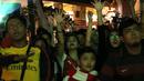 Suporter yang tergabung dalam Arsenal Indonesia Supporters (AIS) memeriahkan acara nonton bareng Liga Premier Inggris antara Newcastle United melawan Arsenal di Gumati Cafe, Bogor. Sabtu (29/8/2015). (Bola.com/Arief Bagus)