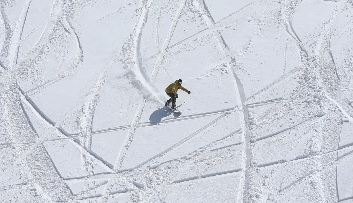Pemain ski menuruni lereng di resor ski Dizin, sebelah utara ibu kota Tehran, Iran, Kamis (8/3). Kualitas salju di Dizin sangat baik sehingga menjadi saingan berat resor Rocky Mountain di Eropa. (AP Photo/Vahid Salemi)