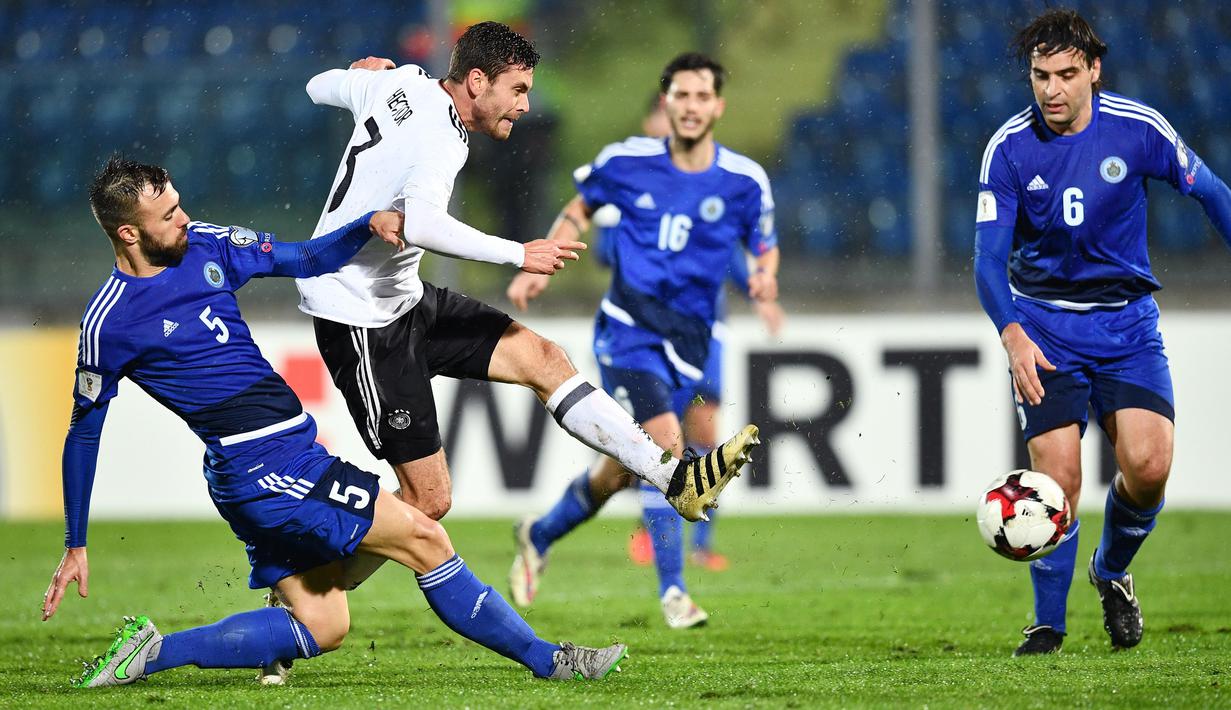 Aksi Jonas Hector (2kiri) melewati hadangan para pemain San Marino pada laga grup C kualifikasi Piala Dunia 2018 di San Marino stadium, Serravalle, (11/11/2016). (AFP/Vincenzo Pinto)