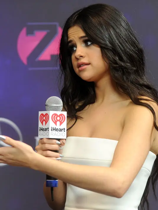 "Aku sudah tak peduli dengan dia (Justin), apapun yang dia lakukan semoga membawa kebaikan juga untuk kedepannya," tutur Selena. (AFP/Bintang.com)