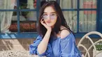 Kacamata bulat berlensa biru ini pun disesuaikan dengan busana off shoulder yang dikenakan. Gaya sederhana Ranty Maria ini pun bisa jadi inspirasi saat liburan. (Liputan6.com/IG/@rantymaria)