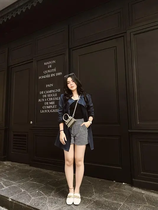 Gaya kasual Fay Nabila satu ini pun menuai banyak perhatian netizen. Menggunakan kaus hitam yang dipadukan dengan outer senada, wanita 21 tahun ini memilih detail penampilannya pada celana serta sepatu dengan warna putih dan aksen rantai. (Liputan6.com/IG/@faynabilalxndr)