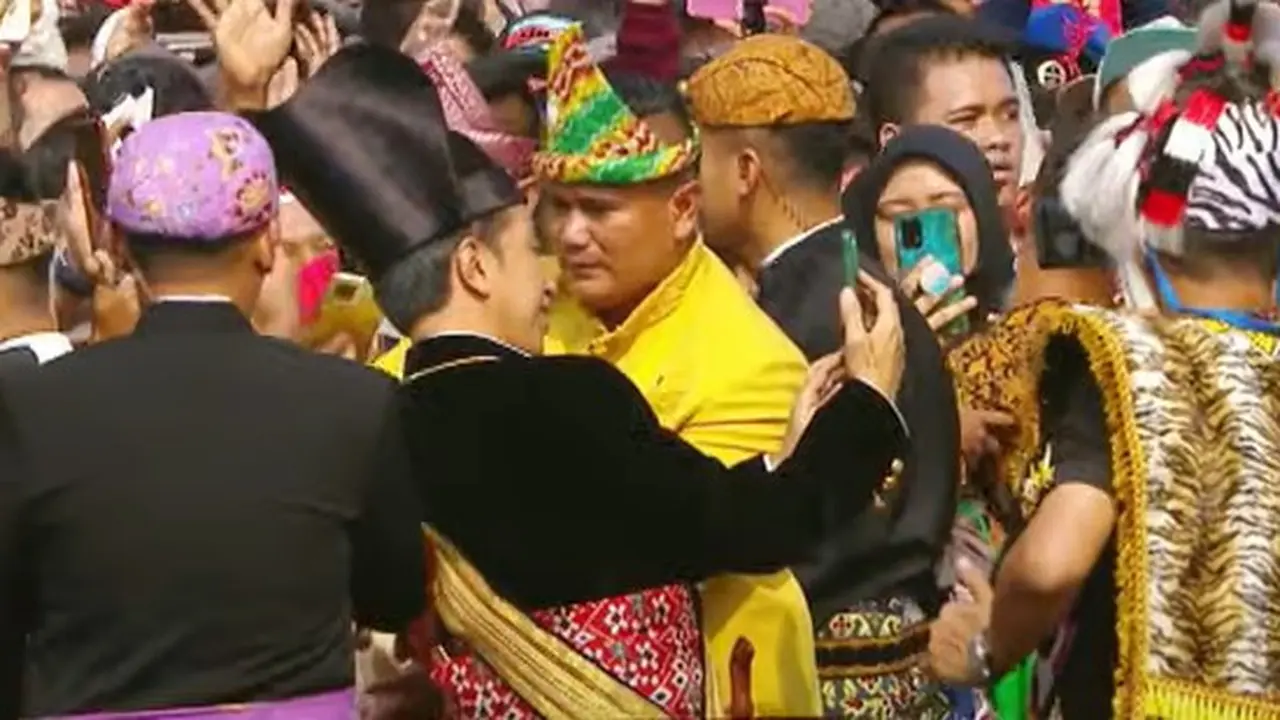 Momen Presiden Jokowi foto selfie bareng masyarakat yang ikut upacara 17 Agustus di Istana Merdeka pada 17 Agustus 2023. (Foto: Tangkapan Layar Youtube Sekretariat Presiden)