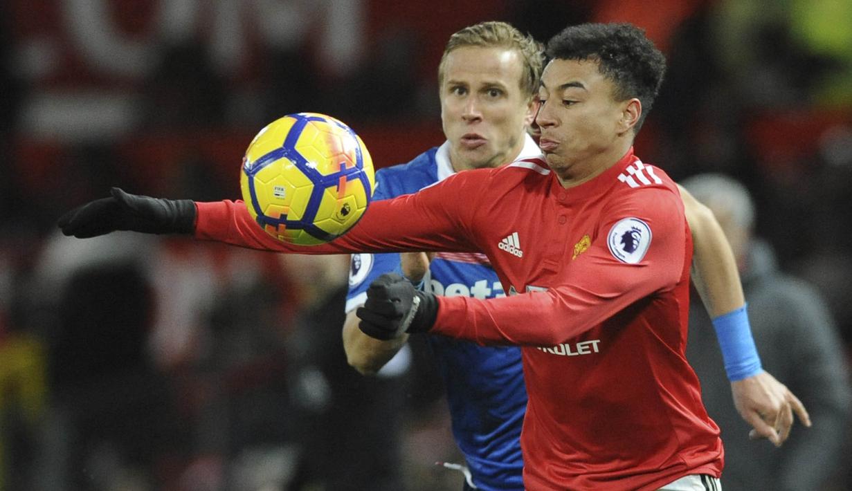 Gelandang Manchester United, Jesse Lingard, berebut bola dengan bek Stoke City, Moritz Bauer, pada laga Premier League di Old Trafford, Senin (15/1/2018). Manchester United menang 3-0 atas Stoke City. (AP/Rui Vieira)