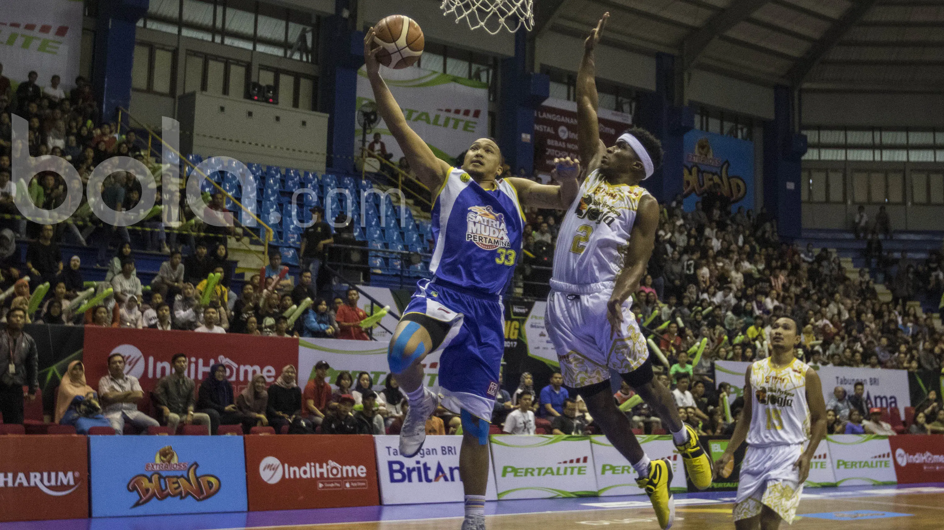 Pebasket Satria Muda, Arki Dikania, berusaha memasukan bola saat melawan Bima Perkasa pada laga IBL Regular Season 2017 di C-tra Arena Bandung, Jawa Barat, Minggu (26/2/2017). Satria Muda menang 83-44 atas Bima Perkasa. (Bola.com/Vitalis Yogi Trisna)