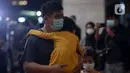 Ekspresi seorang pria yang menggendong anak kecil saat berada di Posko Crisis Center Sriwijaya Air SJ 182, Bandara Soekarno-Hatta, Tangerang, Banten, Sabtu (9/1/2021). Keluarga korban masih menunggu kabar terkait hilang kontaknya pesawat Sriwijaya Air SJ 182. (merdeka.com/Imam Buhori)