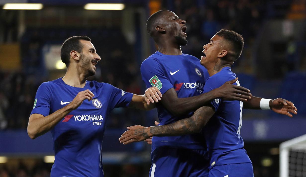 Para pemain Chelsea merayakan gol yang dicetak Kenedy ke gawang Nottingham Forest pada laga Piala Liga di Stadion Stamford Bridge, London, Rabu (20/9/2017). Chelsea menang 5-1 atas Forest. (AP/Kirsty Wigglesworth)