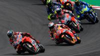 Pembalap Spanyol dari tim Ducati, Jorge Lorenzo, pembalap tim Repsol Honda, Marc Marquez dan pembalap tim Ducati, Andrea Dovizioso saat balapan MotoGP Catalunya di Sirkuit Catalunya di Montmelo, (17/6). (AFP PHOTO / Lluis Gen)