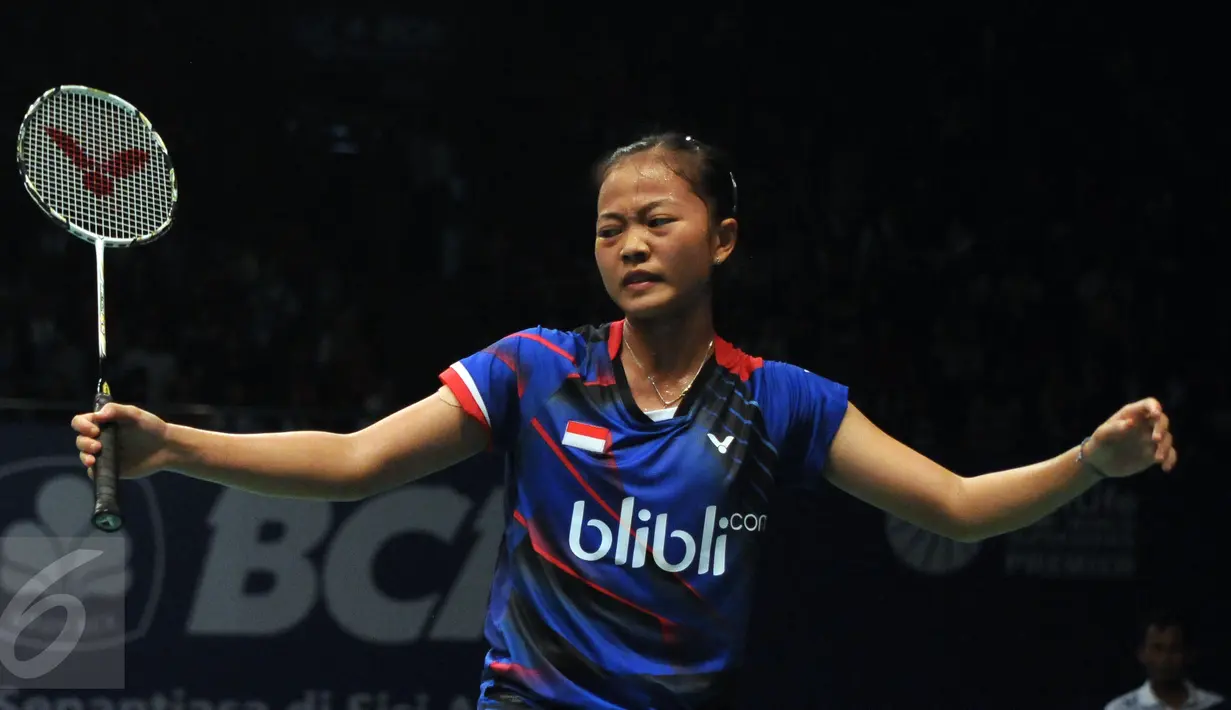Tunggal putri Indonesia, Fitriani saat laga melawan pemain India Saina Nehwal di babak 16 besar BCA Indonesia Open 2016, Jakarta, Kamis (2/6). Fitriani menyerah dua set langsung 11-21, 10-21. (Liputan6.com/Helmi Fithriansyah)