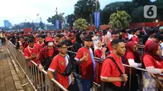 Antrean suporter untuk memasuki Stadion Utama Gelora Bung Karno (SUGBK), Jakarta, Senin (19/6/2023). Mereka akan menyaksikan laga antara Timnas Indonesia vs Argentina. (Bola.com/M. Iqbal Ichsan)