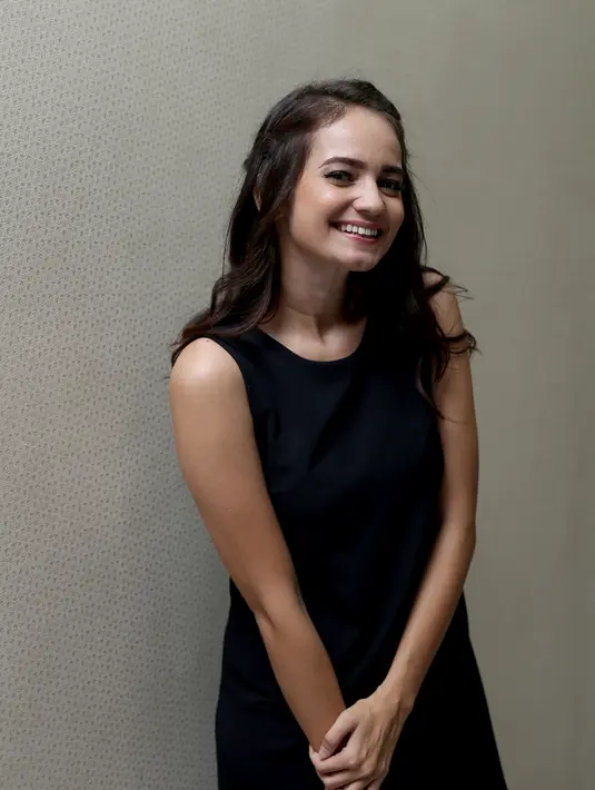 "Namanya luar biasa nempel di masyarakat. Dia jenius makanya namanya selalu diingat. Aku saja yang enggak dekat bisa merasakan. Orang-orang kangen sama beliau, terutama fans," kata Enzy Storia. (Andy Masela/Bintang.com)