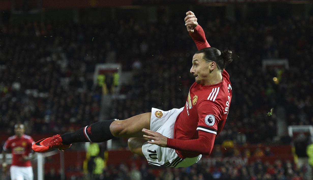 Zlatan Ibrahimovic. Striker Swedia ini direkrut Manchester United secara gratis dari PSG pada awal musim 2016/2017. Ia saat itu berusia 34 tahun, 8 bulan dan 28 hari. Total 2 musim, ia tampil 33 kali di Liga Inggris dengan torehan 17 gol dan 5 assist. (AFP/Oli Scarff)