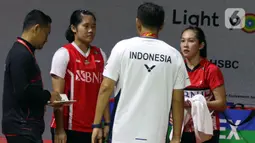 Pebulu tangkis ganda putri Indonesia Lanny Tia Mayasari/Ribka Sugiarto berdiskusi saat istirahat bertanding melawan ganda putri India Tanisha Crasto/Ashwini pada babak 16 besar Daihatsu Indonesia Masters 2023 di Istora Senayan, Jakarta, Kamis (26/1/2023). Pasangan Lanny/Ribka terhenti di babak 16 besar Indonesia Masters 2023 dengan skor 19-21, 21-18, dan 23-21. (Liputan6.com/Herman Zakharia)