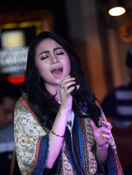 Vidio klip ini menceritakan sepasang kekasih yang saling mencintai diperankan oleh Momo Geisha dan Chico Jericho akan tetapi sang pria telah bertunangan dengan wanita lain. (Wimbarsana K/Bintang.com)