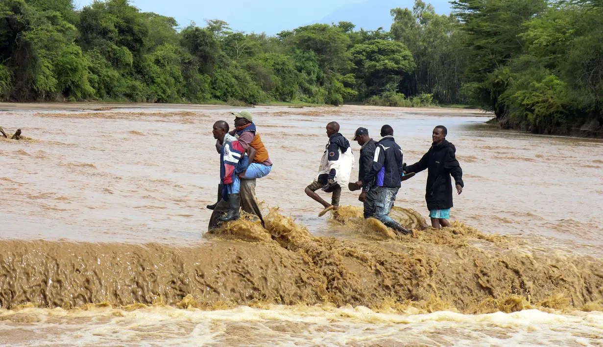 Jumlah korban tewas akibat banjir terus bertambah setiap hari karena hujan lebat terus mengguyur Afrika Timur. (AP Photo)