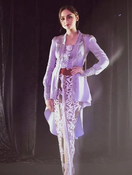 Penampilan bak boneka hidup dari Syifa Hadju mengenakan kebaya bernuansa ungu muda yang lembut. Kebaya yang dikenakan Syifa ini memiliki siluet modern yang cantik, dipadunya dengan kain batik bernuansa putih sebagai rok. [Foto: Instagram/avenue8boutique]