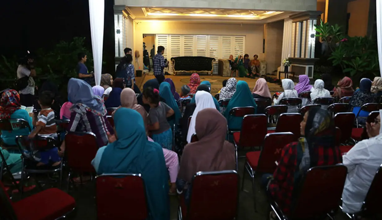 Tepat di hari ke tujuh setelah Jupe meninggal, keluarga kembali menggelar acara tahlilan di kediamannya di Raffles Hills, Cibubur, Jakarta Timur, Jumat (16/6) malam. Atas acara ini, pihak keluarga pun berterima kasih. (Nurwahyunan/Bintang.com)