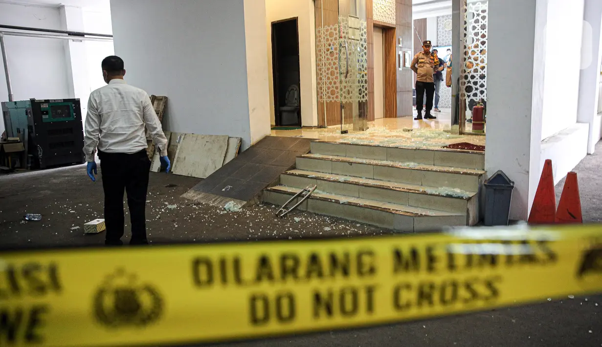 “Iya benar di halaman depan kantor MUI ada beberapa kaca pecah, ada korban dari pihak kita, sudah dibawa ke rumah sakit. Saya kira ini bentuk teror yang mengaku Tuhan. Iya dia bilang mengaku Tuhan,” tutur Ikhsan saat dikonfirmasi, Selasa (2/5/2023). (Liputan6.com/Faizal Fanani)