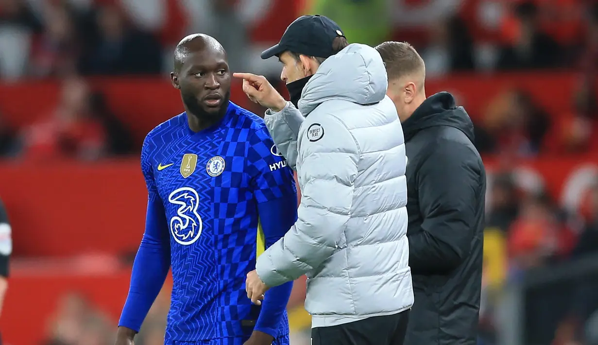 Thomas Tuchel memberikan instruksi kepada Romelu Lukaku (kiri) saat pertandingan lanjutan Liga Inggris 2021/2022 antara Manchester United melawan Chelsea di Old Trafford, 28 April 2022. (AFP/Lindsey Parnaby)