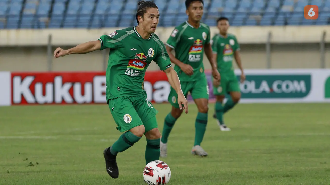 FOTO: Melihat Aksi Kakak-Adik Irfan Bachdim dan Kim Kurniawan Berseragam PSS Sleman