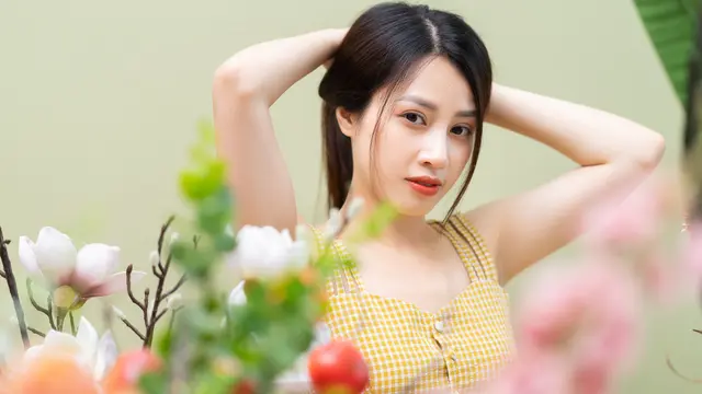 perempuan dan pakai baju kuning