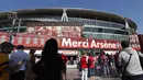 Ucapan terima kasih tuntuk arsenal dengan bahasa Prancis "Merci Arsene" terpampang di depan Emirates Stadium, London, (6/5/2018). Arsene Wegner mengumumkan mundur sebagai pelatih setelah 22 tahun bersama Arsenal. (AFP/Adrian Dennis)