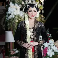 Vicky Shu dengan riasan paes yang menjadi ciri khas pengantin Jawa. (Sumber foto: Instagram/@bennusorumba).