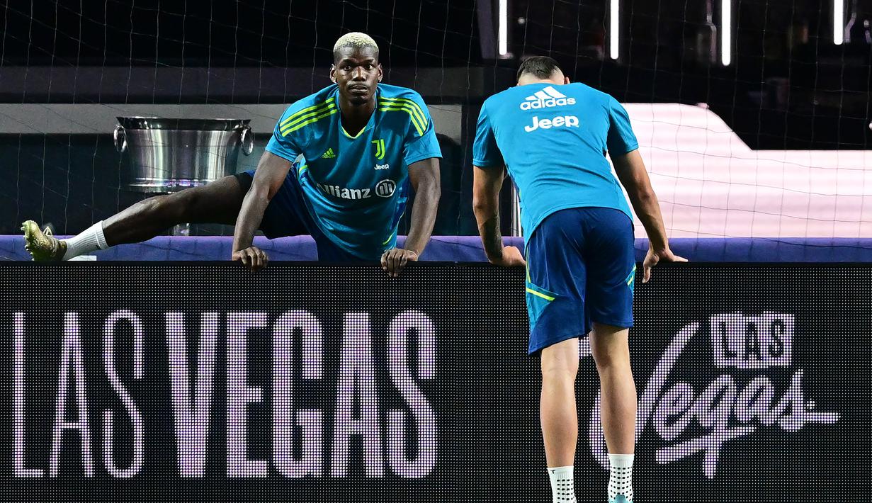 Paul Pogba. Setelah meninggalkan Manchester United di bursa transfer musim panas 2022/2023 untuk kembali memperkuat Juventus, gelandang Prancis berusia 29 tahun ini justru mengalami cedera saat Si Nyonya Tua sedang melakukan tur pramusim di Amerika Serikat. Sempat divonis akan absen membela Prancis di putaran final Piala Dunia 2022, namun kabar terbaru menyebutkan bahwa ia akan pulih lebih cepat usai menjalani penyembuhan lewat terapi. (AFP/Frederic J. Brown)
