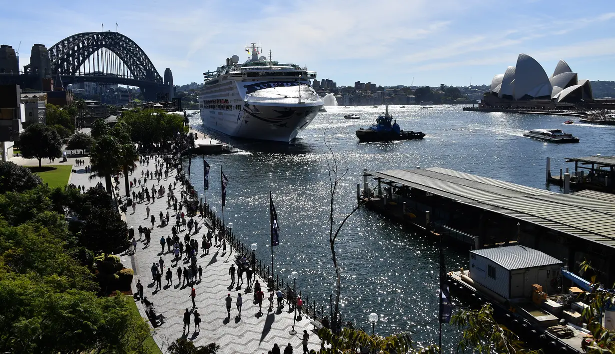Pacific Explorer berlabuh di terminal penumpang luar negeri di Pelabuhan Sydney ketika otoritas Australia mencabut larangan kapal pesiar setelah relaksasi pembatasan Covid 19, Senin (18/4/2022). Australia melarang masuknya kapal pesiar pada Maret 2020 saat pandemi Covid-19 merebak. (SAEED KHAN/AFP)